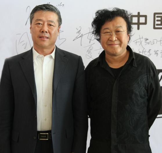 勇于创新、思路清晰、大有可为、俯首为民的桦甸市委书记夏茂军和著名词作家、著名导演、金牌总策划张俊以亲切交流