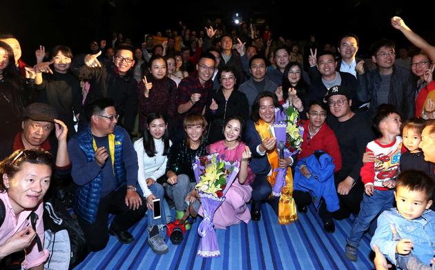导演赵汉唐主演江一燕与观众映后合影