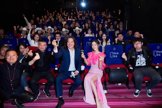 导演赵汉唐主演江一燕与观众映后合影