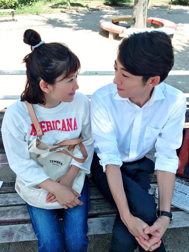 高桥一生、筱原凉子甜蜜对视。