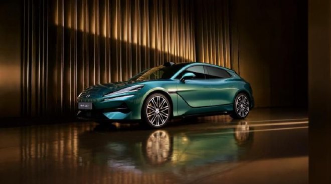 首搭第二代刀片电池及闪充技术 全新腾势Z9GT售26.98万起