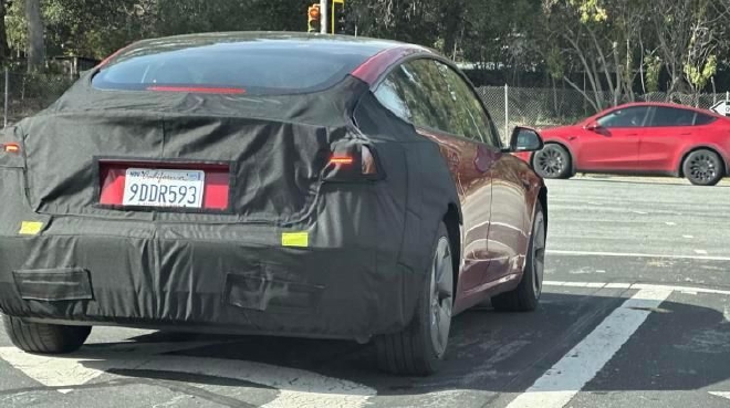 车圈热搜 特斯拉上海工厂备产新车 等灯勿玩手机