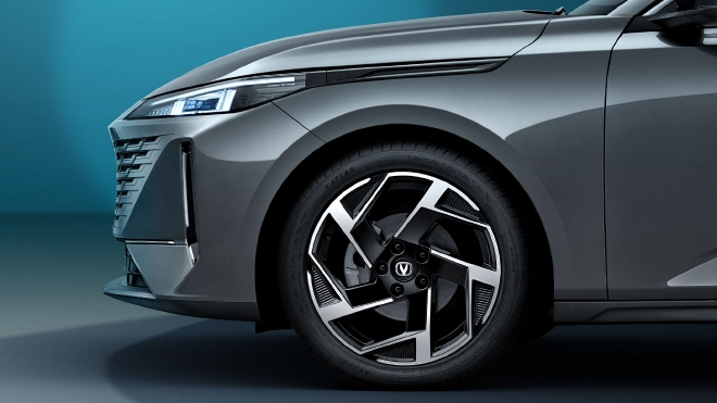 长安Lamore定名“逸达” 定位中型轿车