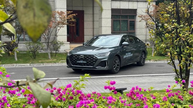 Тест-драйвы Chery Arrizo 8 Pro и Tiggo 9, демонстрирующие интеллектуальные функции автомобилей с бензиновыми двигателями.