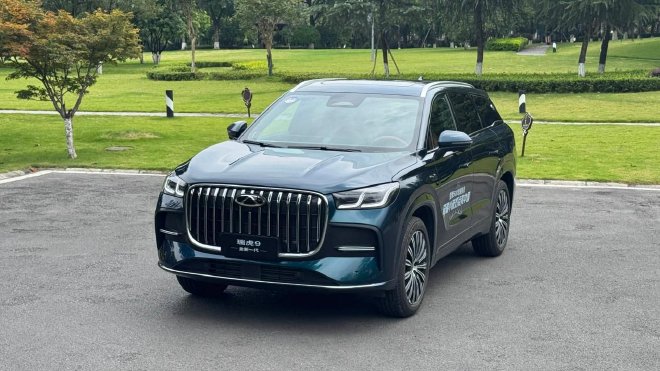 Тест-драйвы Chery Arrizo 8 Pro и Tiggo 9, демонстрирующие интеллектуальные функции автомобилей с бензиновыми двигателями.