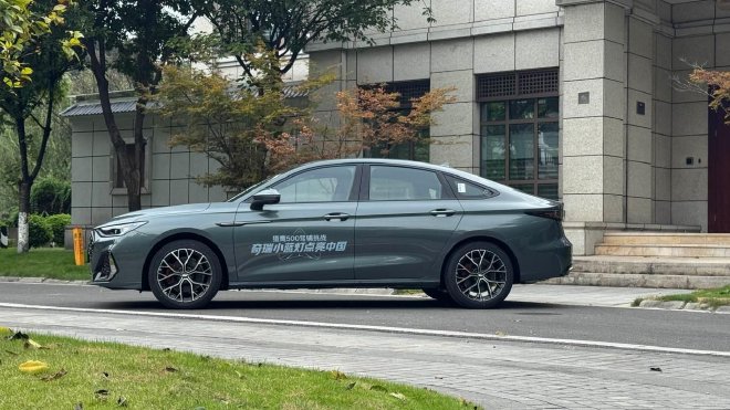 Тест-драйвы Chery Arrizo 8 Pro и Tiggo 9, демонстрирующие интеллектуальные функции автомобилей с бензиновыми двигателями.