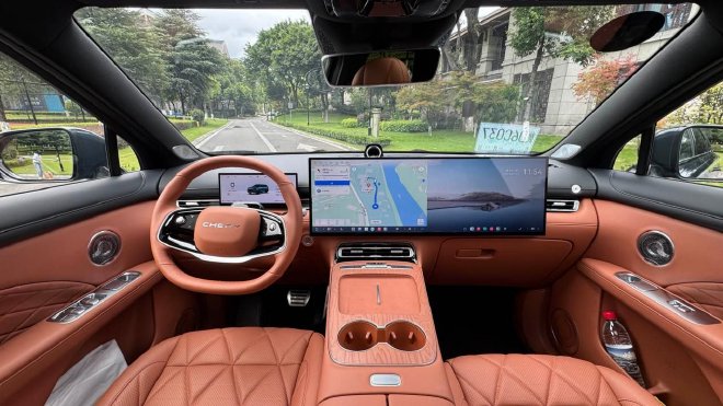 Тест-драйвы Chery Arrizo 8 Pro и Tiggo 9, демонстрирующие интеллектуальные функции автомобилей с бензиновыми двигателями.
