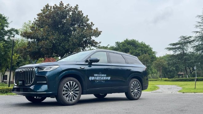 Тест-драйвы Chery Arrizo 8 Pro и Tiggo 9, демонстрирующие интеллектуальные функции автомобилей с бензиновыми двигателями.