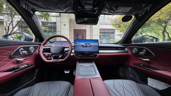 Тест-драйвы Chery Arrizo 8 Pro и Tiggo 9, демонстрирующие интеллектуальные функции автомобилей с бензиновыми двигателями.