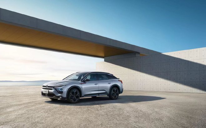 神龙汽车推综合购车政策 “油电同权”呼声再起