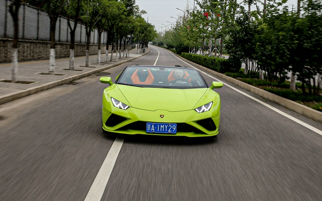 玩帅不玩快 市区试驾兰博基尼Huracán EVO RWD Spyder