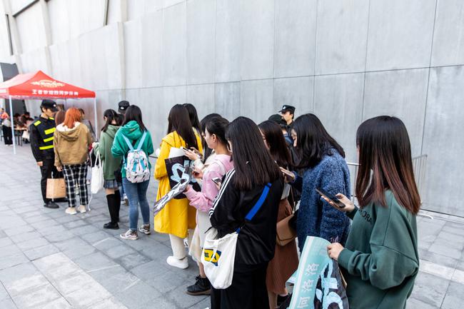 四周年现场,观众排队入场