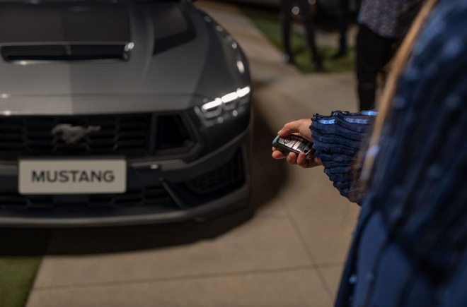 纯粹5.0L V8 场地试驾全新Mustang Dark Horse