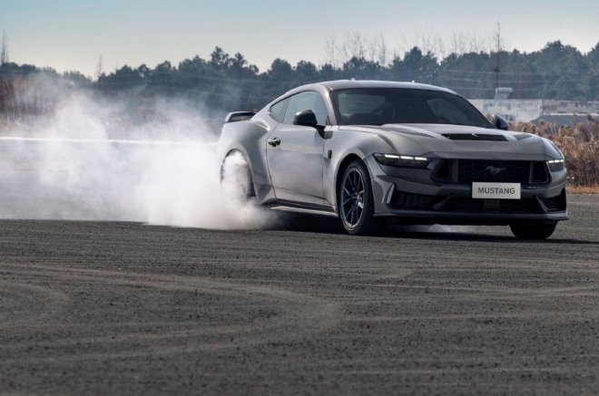 纯粹5.0L V8 场地试驾全新Mustang Dark Horse