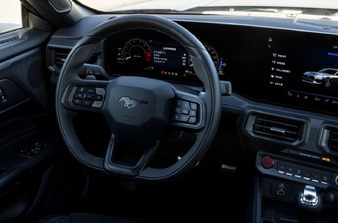 纯粹5.0L V8 场地试驾全新Mustang Dark Horse