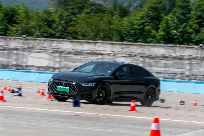 速度与操控高度融合 比亚迪汉/唐荣耀版场地试驾