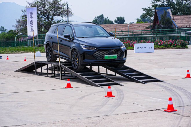 速度与操控高度融合 比亚迪汉/唐荣耀版场地试驾