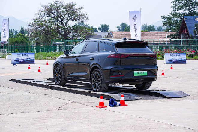 速度与操控高度融合 比亚迪汉/唐荣耀版场地试驾