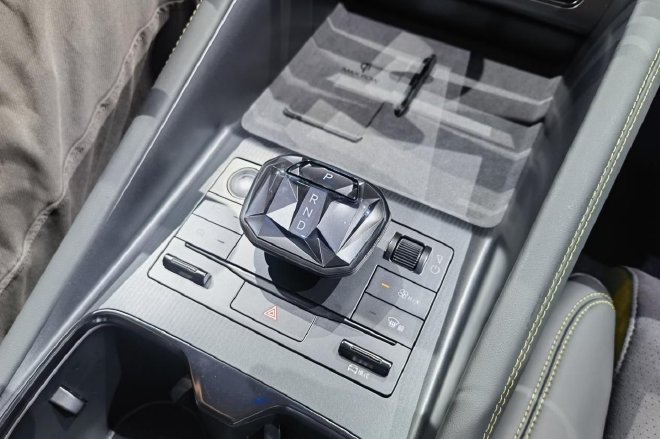 三大明星技术加身 实拍比亚迪2025款宋L EV