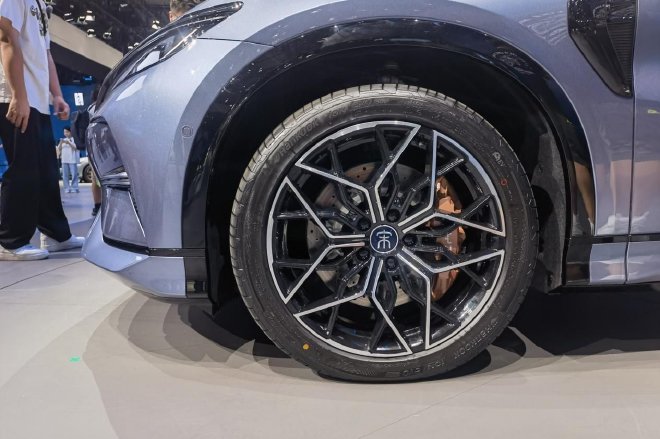 三大明星技术加身 实拍比亚迪2025款宋L EV