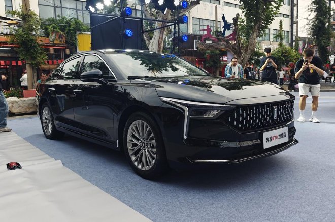 9.88万起售 一汽奔腾B70龙耀版/T90龙耀版上市