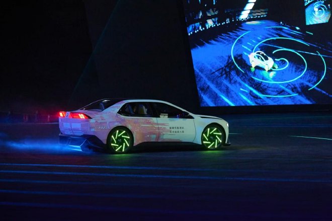 宝马新世代概念车中国动态首秀 成功挑战极限陡坡