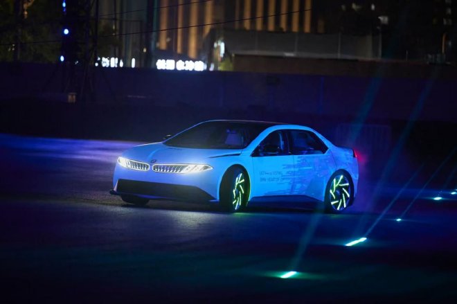 宝马新世代概念车中国动态首秀 成功挑战极限陡坡