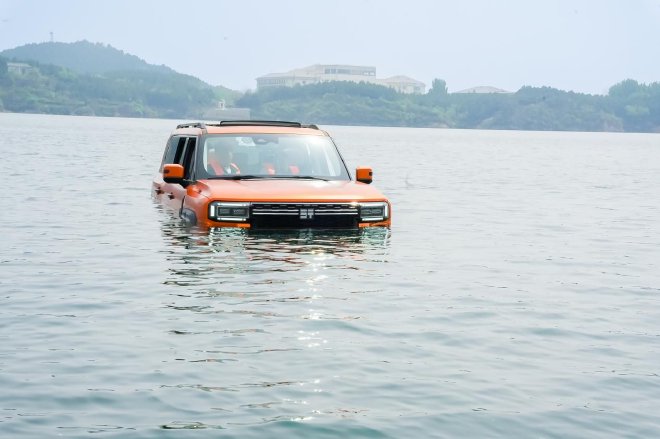 纵横G700至尊航行版完成公开水域载人航行安全应急演练