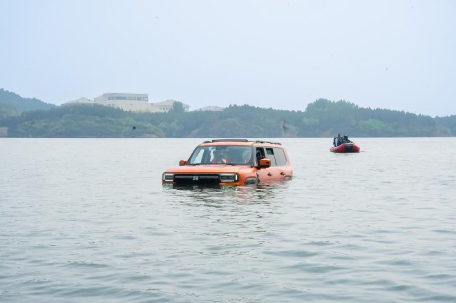 纵横G700至尊航行版完成公开水域载人航行安全应急演练