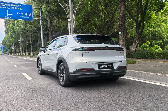 智能与底盘双进阶 试驾全新深蓝S05