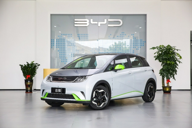 “海洋美学”& e平台 3.0首款车型 比亚迪海豚新车到店