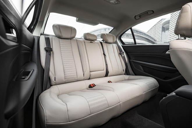 中国市场首款新狮标车型 东风标致新408发布