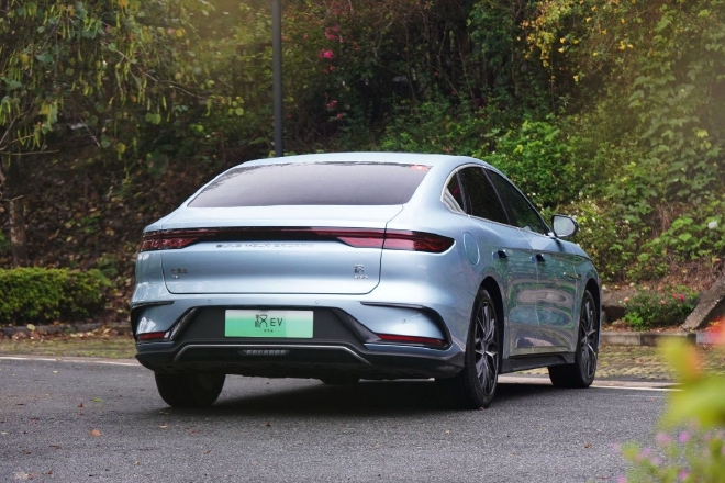 更为豪华 试驾比亚迪汉EV冠军版四驱旗舰