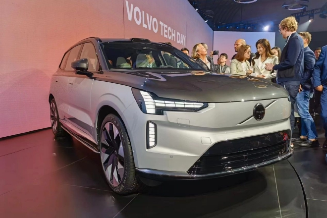 品牌纯电旗舰SUV 沃尔沃EX90完成中国首秀