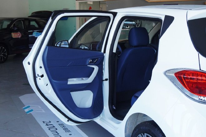 大空间还配快充 奔奔E-Stas多彩款到店实拍