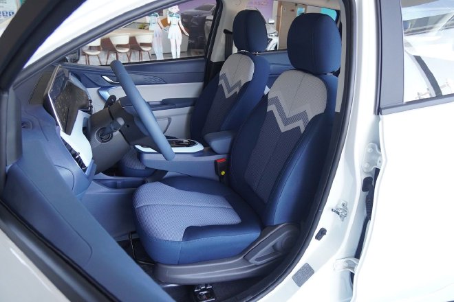 大空间还配快充 奔奔E-Stas多彩款到店实拍