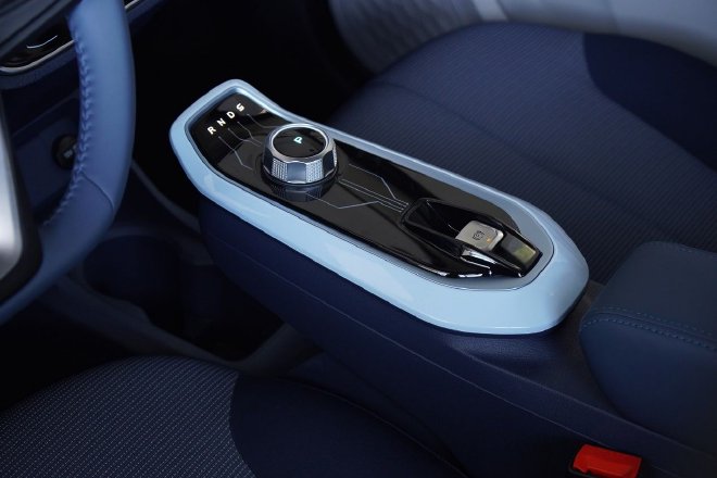 大空间还配快充 奔奔E-Stas多彩款到店实拍