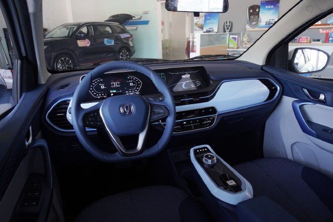 大空间还配快充 奔奔E-Stas多彩款到店实拍