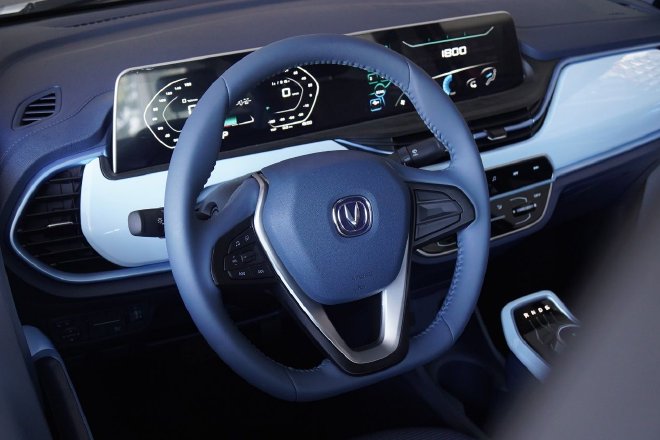 大空间还配快充 奔奔E-Stas多彩款到店实拍