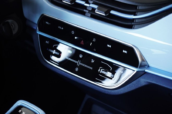 大空间还配快充 奔奔E-Stas多彩款到店实拍