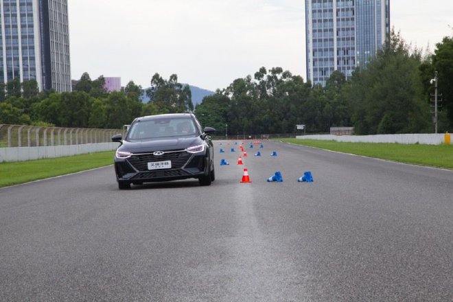 高性能品质家轿 综合试驾奇瑞艾瑞泽8 高能版