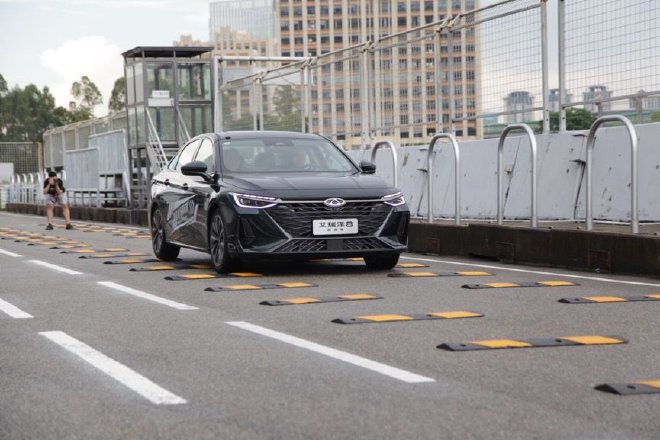 高性能品质家轿 综合试驾奇瑞艾瑞泽8 高能版