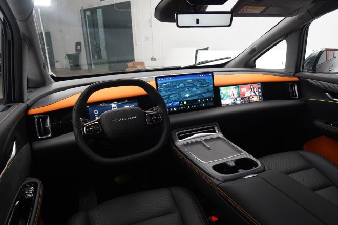 超长续航+4C超充 合创V09更优的移动第三空间