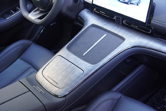 AION S MAX 让你体验在A级轿车里躺平的感觉