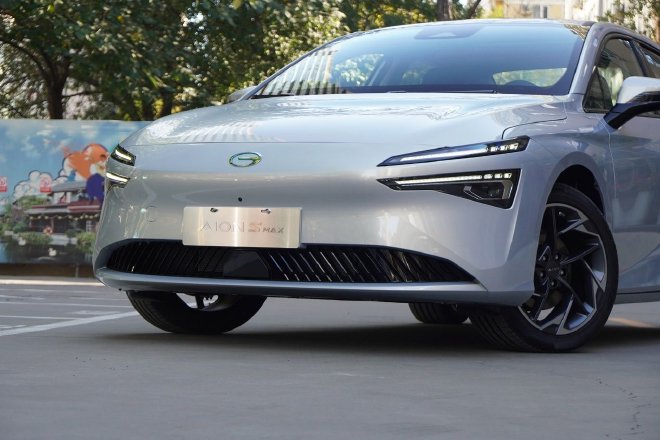 AION S MAX 让你体验在A级轿车里躺平的感觉