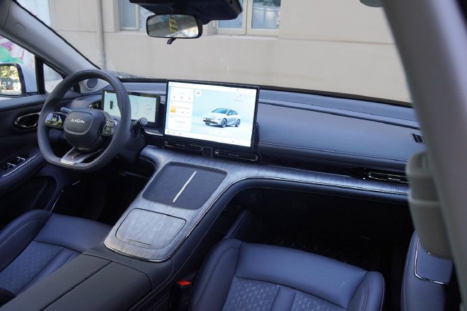 AION S MAX 让你体验在A级轿车里躺平的感觉