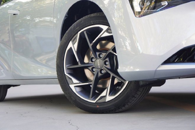 AION S MAX 让你体验在A级轿车里躺平的感觉