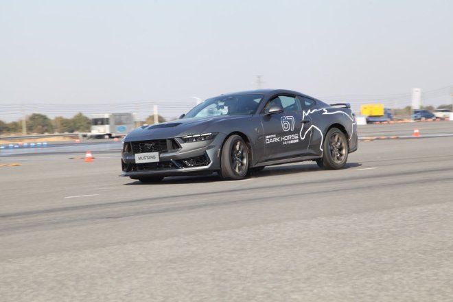 纯粹5.0L V8 场地试驾全新Mustang Dark Horse