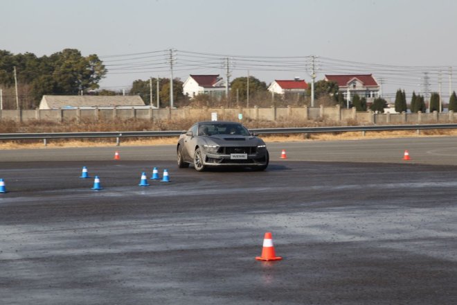 纯粹5.0L V8 场地试驾全新Mustang Dark Horse