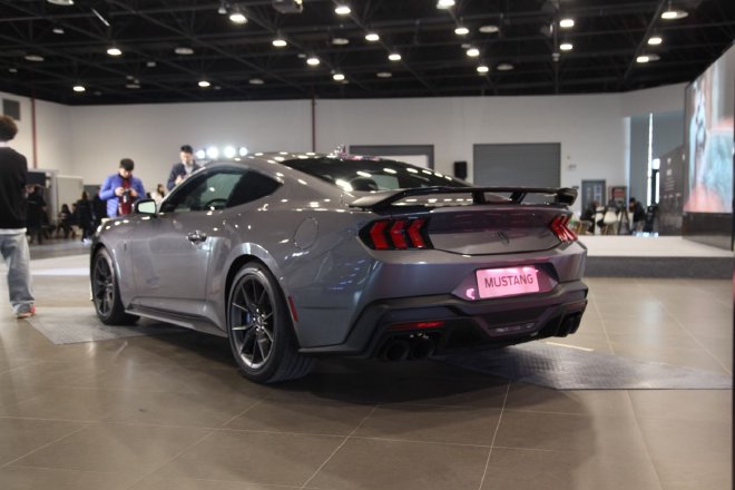 纯粹5.0L V8 场地试驾全新Mustang Dark Horse